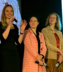 Las ex becarias de Rotary pro Paz Anne Kjaer Riechert, Wendi Boxx y Sallie Lacy se dirigen al público durante un panel de discusión.