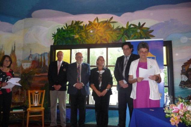 Presidenta RCO Ann Daveport toma juaramento rotario a Noel Fontanes junto a su padrino Miguel Tapia y Ximena O´Ryan, junto a su padrino Gonzalo Fontanes