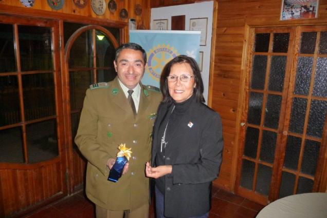 Macero Laura Jara entrega presente a suboficial mayor Carlos Oliveros