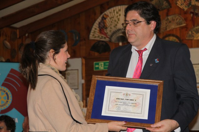 Alcaldesa de Olmué Macarena Santelices entrega reconocimiento a Gonzalo Fontanés