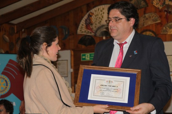 Alcaldesa de Olmué Macarena Santelices entrega reconocimiento a Gonzalo Fontanés