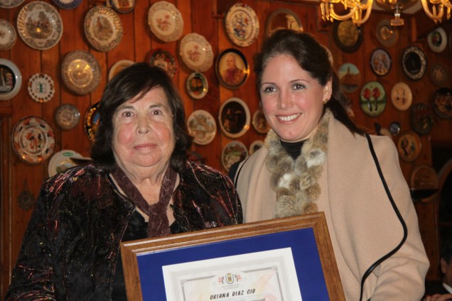 Alcaldesa de Olmué Macarena Santelices entrega reconocimiento a Oriana Díaz