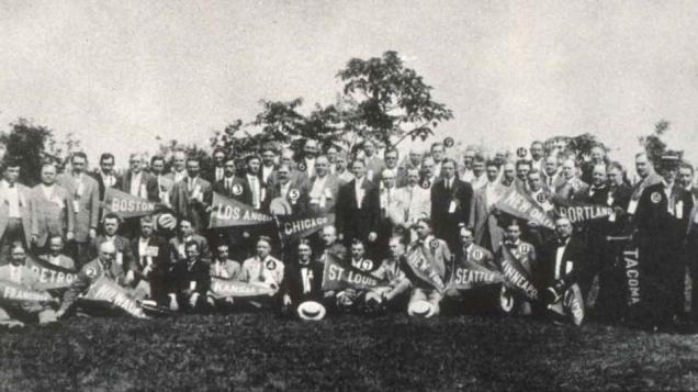 El primer año fiscal de Rotary comenzó el día siguiente a la conclusión de la primera Convención. La Convención de los Clubes Rotarios de América ce celebró en Chicago, cuna de Rotary, en 1910.