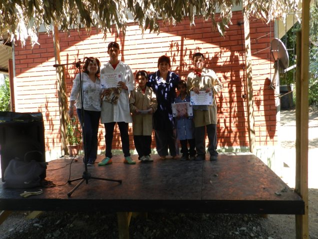 Directora Mireya Quiroz junto a Silvia Ibarra y Niños Premiados