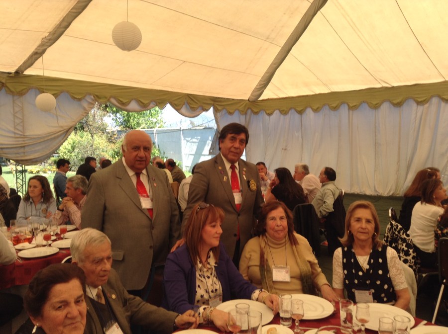 Junto a los Gobernadores del Distrito 4320, Felipe Platero y del Distrito 4340 Luis San Martín aparecen la Presidenta del Rotary Club de La Calera Luz  y la Presidenta del RCO , Oriana Díaz Cid , durante la Jornada Bidistrital realizada en la ciudad de Rancagua, evento que congregó a cerca de trecientos rotarios de ambos distritos- 