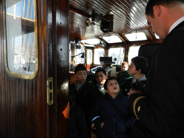 Niños en la Cabina de Mando del Buque