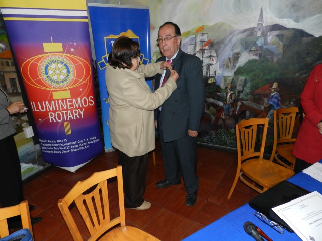 Entrega Pin Presidente: Oriana a Jorge