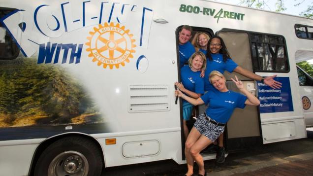 El equipo Rollin with Rotary, en el sentido de las agujas del reloj y desde arriba a la izquierda, Adam Barth, Kathy Fahy, Jason Browne, la directora de RI Jennifer Jones y Marie Fallon, durante su visita a la sede de Rotary International en Evanston, Illinois (EE.UU.) el pasado 6 de agosto.  Fotografía de: Rotary International/Alyce Henson